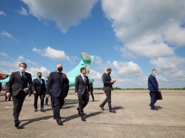 Президент Украины Владимир Зеленский прибыл в Кривой Рог на рейсовом самолете