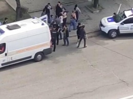 В Запорожье несколько десятков людей напали на автомобиль медиков, на месте работали 4 экипажа патрульной полиции