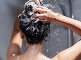 Можно ли мыть голову ежедневно: ответ врача