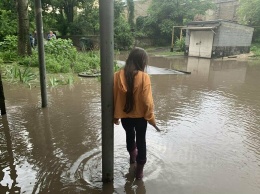 Вода по пояс, залитые магазины и дома. Как ликвидировали наводнение на площади Лунина, - ВИДЕО
