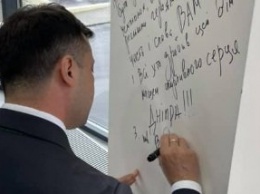 Зеленский в Днепре написал пожелание на стене дома, - ФОТО