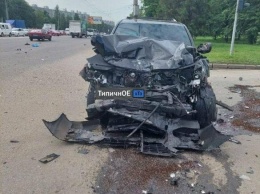 Смятые авто и лужа крови: в Харькове столкнулись "Renault" и "Lexus", - ФОТО