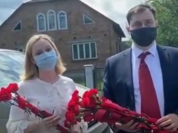 На Украине националисты не дали российским дипломатам возложить цветы к памятнику Пушкину
