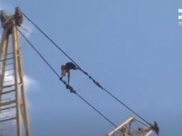 В Хмельницком мужчина прогулялся по тросам строительного крана на высоте 40 метров (ВИДЕО)