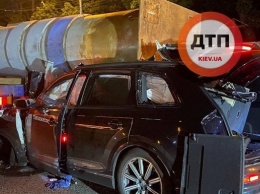 В Киеве авто в ДТП прошило опорой