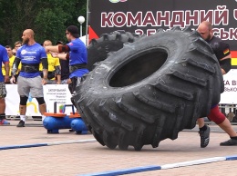 Самые сильные люди Старого света удивляли запорожцев на каскаде фонтанов "Радуга"