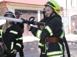 В Днепре дети катались на спасательной машине и учились тушить пожары