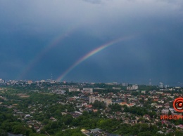 Маленькая радость после недели дождей: в небе над Днепром засияла радуга