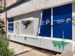 В Мариуполе вандалам приглянулся офис ОПЗЖ: повреждают уже пятый раз