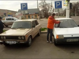 В Мелитополе машины автохамов помечают наклейками (ВИДЕО)