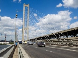 Возле Южного моста в Киеве случилась утечка газа: движение транспорта возобновили