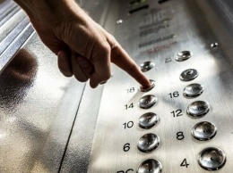 В Мариуполе жильцы многоэтажки боятся пользоваться новым лифтом, - ФОТО, ВИДЕО