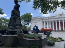 Возле одесских памятников Пушкину и Суворову посадили летние цветы
