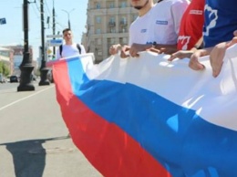 В центре Челябинска "Единая Россия" развернула 300-метровый триколор