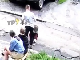 В Харькове подросток жестоко избил девушку: на шокирующее видео отреагировали в МВД