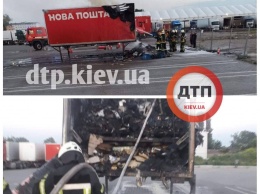 В Киеве горел грузовик с посылками "Новой почты". Кому компенсируют убытки за сгоревшие отправления