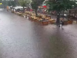 Одессу накрыл мощный ливень: улицы за 15 минут превратились в настоящие реки (видео)