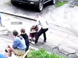 Харьковские "копы" разыскали подростка, жестоко избившего девочку на улице