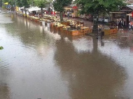 Купание в лужах и "плавающие" самокаты: как выглядела Одесса после проливного дождя