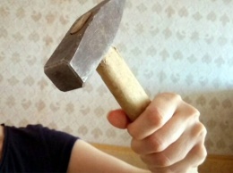 Жесть: в Запорожской области женщина кинула молоток в 14-летнего сына