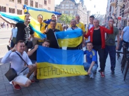 Украинские болельщики в Амстердаме спели «Червону Руту»