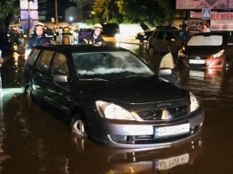На Запорожье обрушилась непогода: тонули автомобили и заливало дома