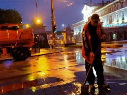 Коммунальщики очищают ливневки после дождя. Фото