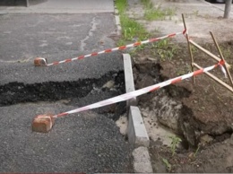 Уходим под землею: в Полтаве после дождей проваливается асфальт