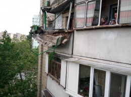 Части балкона, который обрушились в многоэтажке в Киеве, демонтировали (фото)