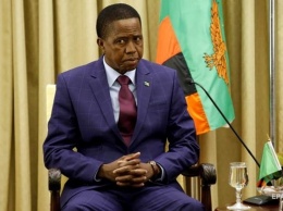 В Замбии президент потерял сознание во время парада