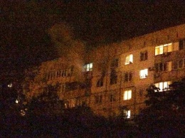 Люди выбегали из дома в одних трусах. В Мариуполе ночью горела квартира многоэтажке, - ФОТО