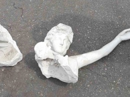 Николаевцев, которые сбили статую музы с фасада Русского театра, задержала полиция