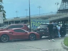 Дорогой суперкар Ferrari в Украине попал в нелепое ДТП | ТопЖыр