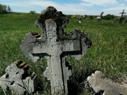 На Днепропетровщине сохранилось старинное кладбище с древними надгробьями (фото)