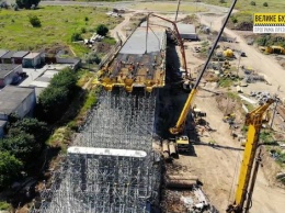 Завершено бетонирование первой 100-метровой захватки плиты на мостопереходе ХБК-Таврический в Херсоне