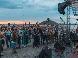 В Днепре на Фестивальном причале выступил фронтмен «СКАЙ» Олег Собчук: ищите себя на фото