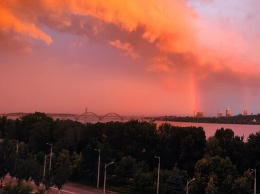 Малиновое небо и радуга: в Днепре после грозы наступил невероятный закат (фото)