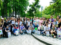 Детство - это круто: в центре Харькова "Слуга Народа" и "Зе-Молодежка" устроили квест для школьников