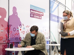 Москва и Подмосковье вводят обязательную вакцинацию в сфере услуг