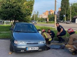 Ушло под землю через 10 секунд после парковки: подробности спасения авто из ямы на Оптике