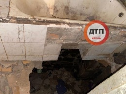 В Киеве пьяный провалился в дыру в ванной