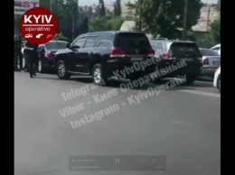 Кортеж Суркиса, ехавший по встречной полосе в Киеве, остановлен полицией (Видео)