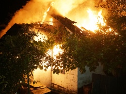 После удара молнии: в Днепре загорелись два частных дома (видео)