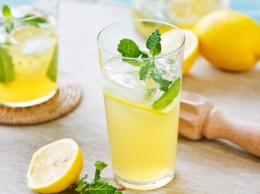 Отлично утоляет жажду: освежающий лимонад с мятой (рецепт)