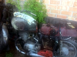 В Криворожском районе в гараже горел мотоцикл