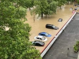 Машины плавают в воде. В аннексированном Крыму затопило Керчь. Фото