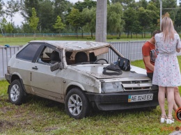 В Днепре возле Ледовой арены перевернулся ВАЗ: видео момента