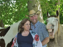 Пара захотела милую фотосессию с лошадьми, но вышла комедия. Ведь один конь решил, что главный в кадре - он