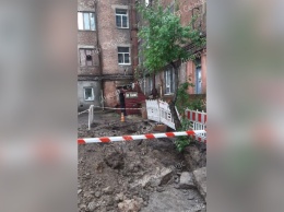 Возле многоэтажки на Гончара Горводоканал вырыл большую яму: начался оползень