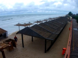 В Бердянске и Кирилловке ливень и шторм затопили пляжи и базы отдыха. Фото и видео